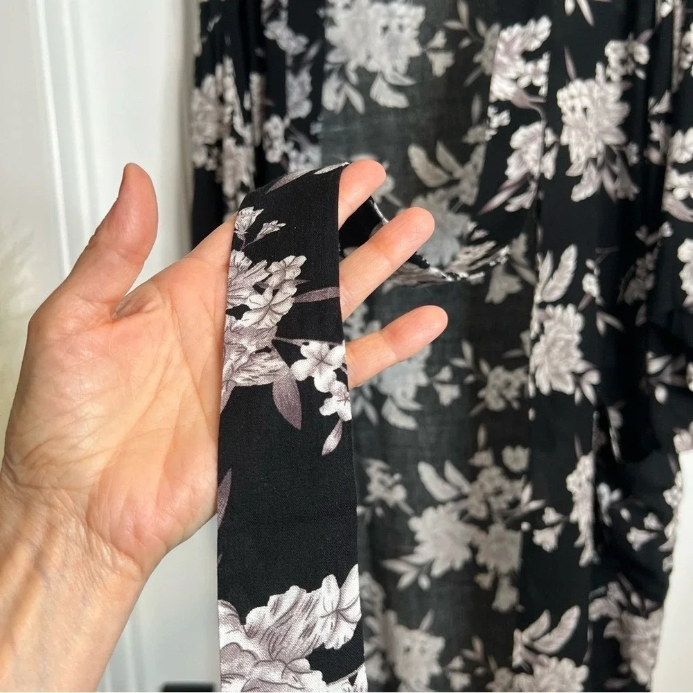 Spiritual Gangster Black & Gray Floral Print Tie Front Kimono. One‎ Size.